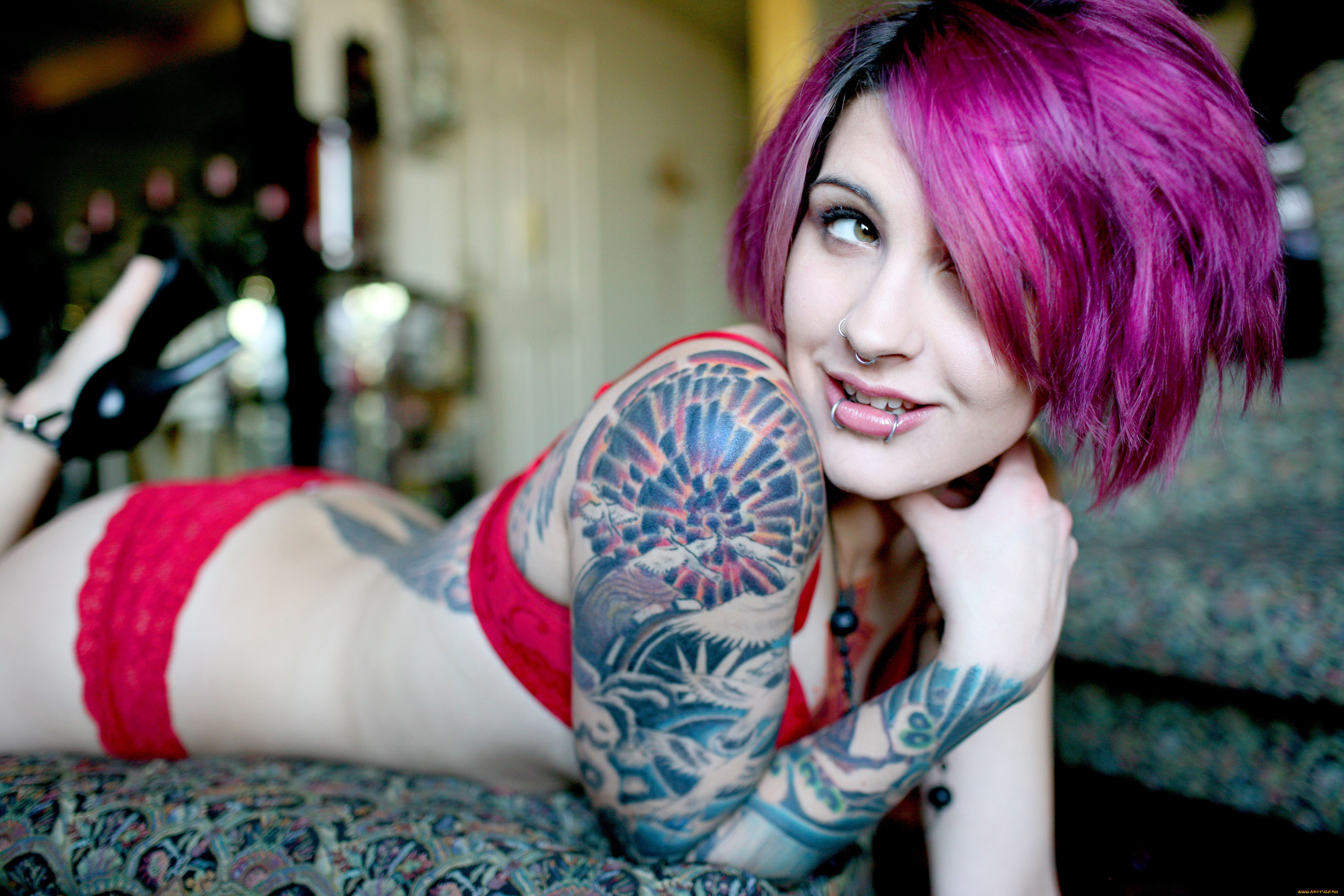 Девушка вся в татуировках и пирсинге (56 фото) .