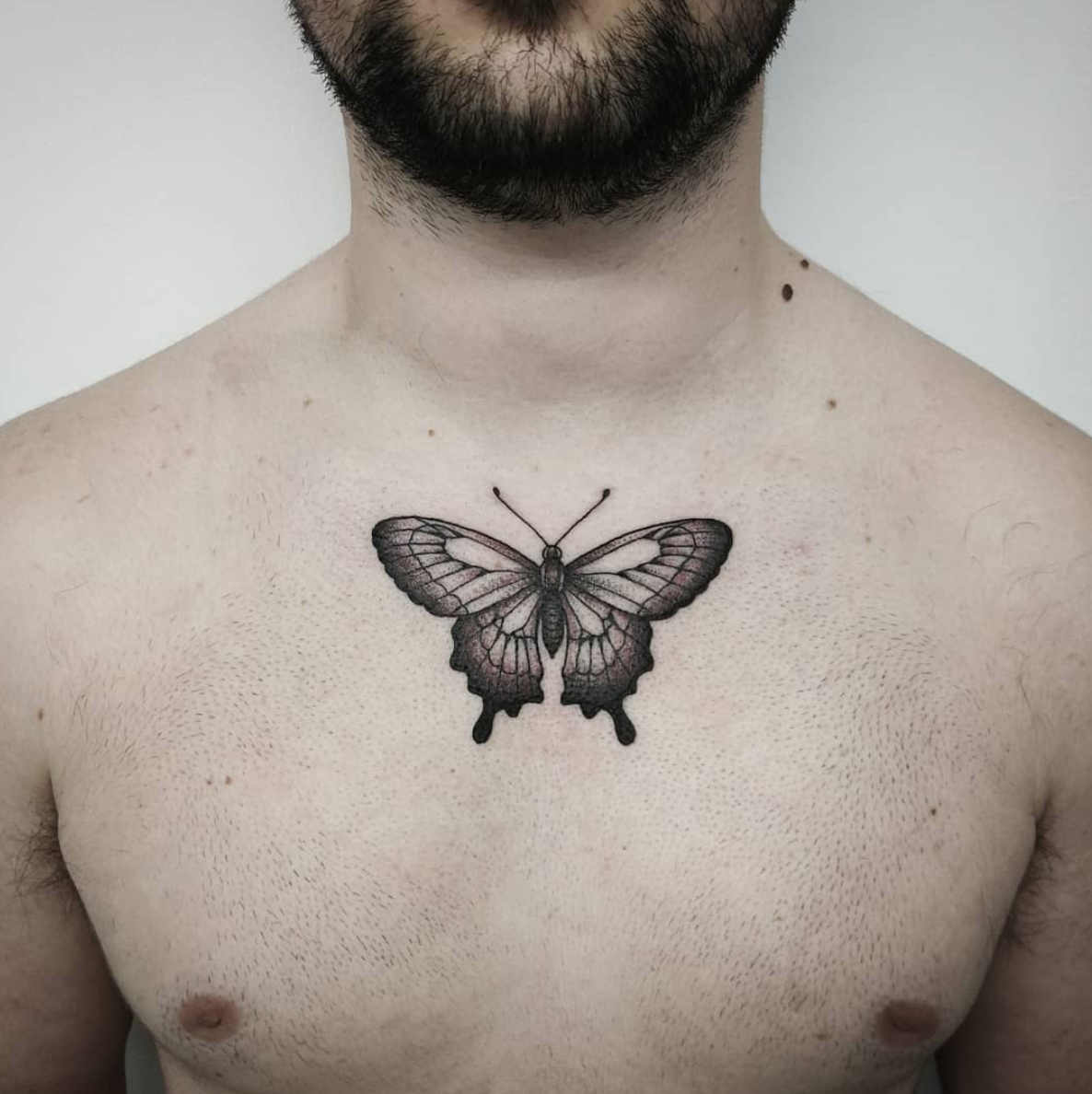 Бабочка на груди