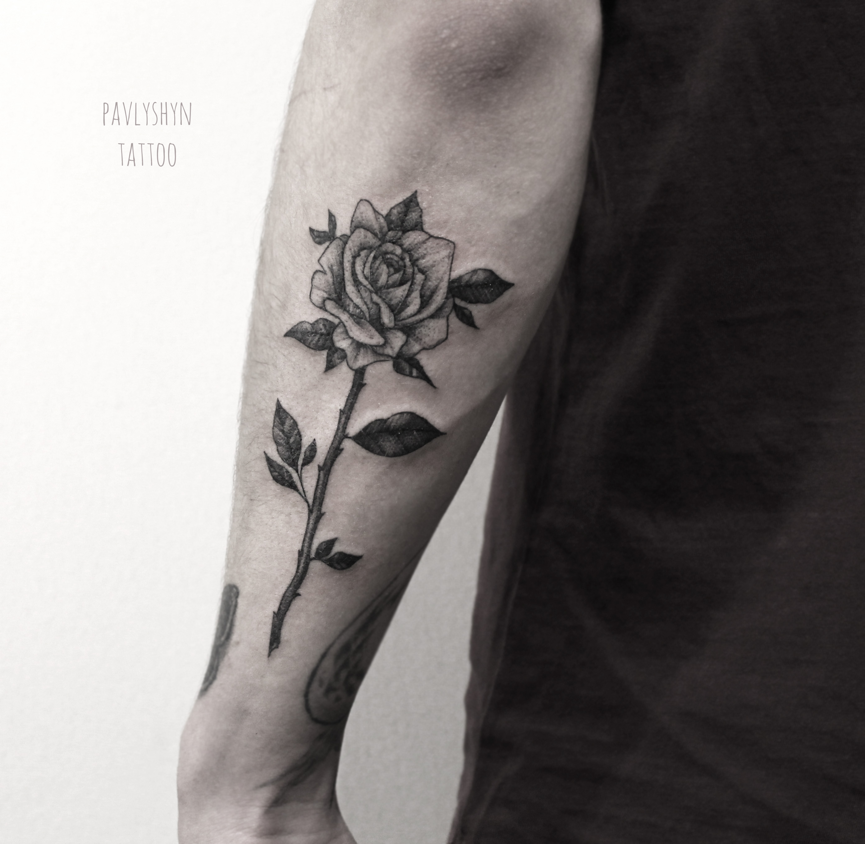 Татуировка роза шипами - красота и символизм