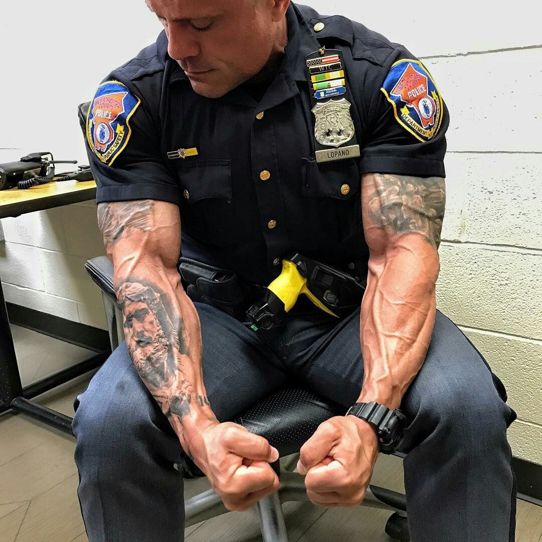 Полицейский с татуировкой