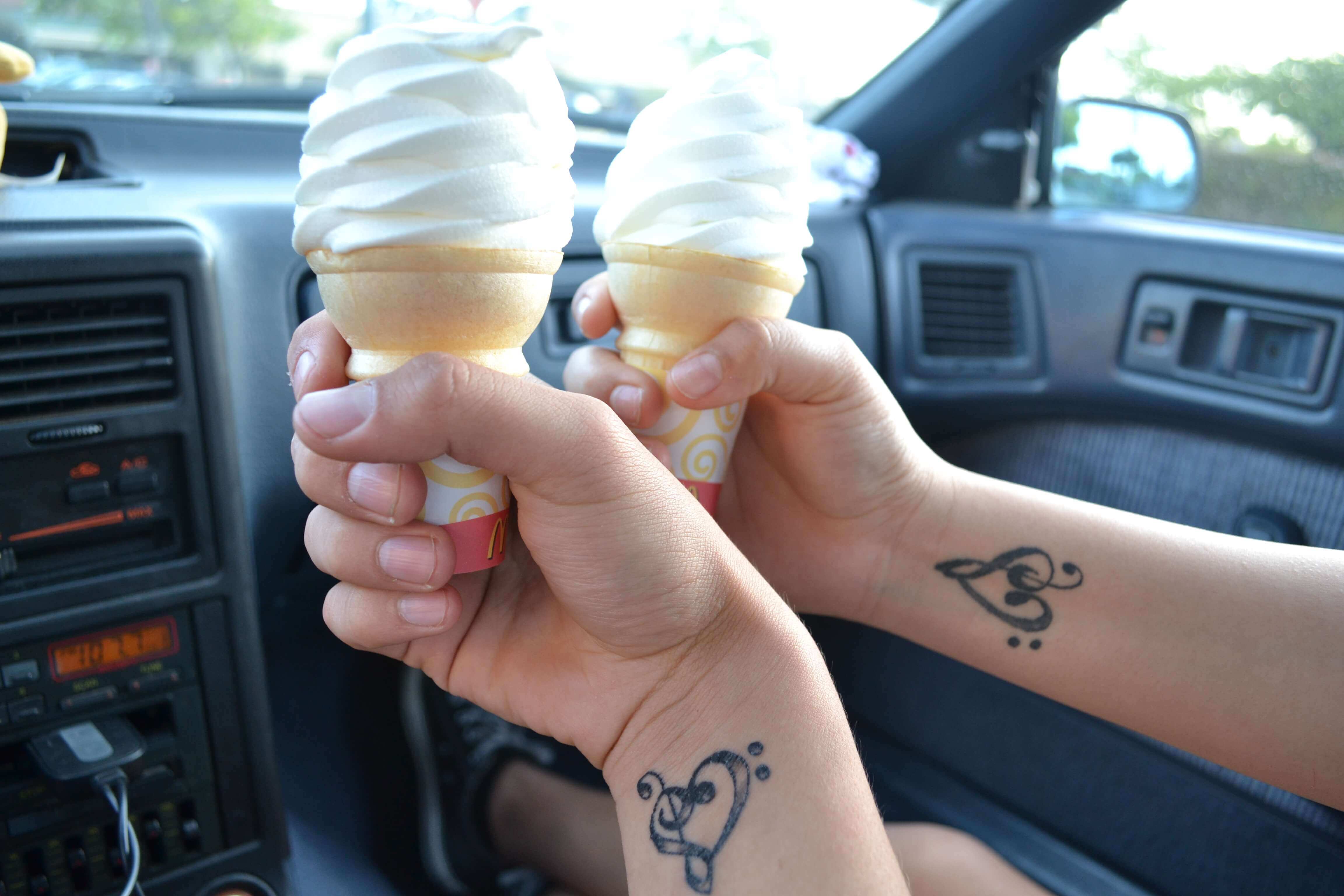 Девушка ест мороженое Татуировка
