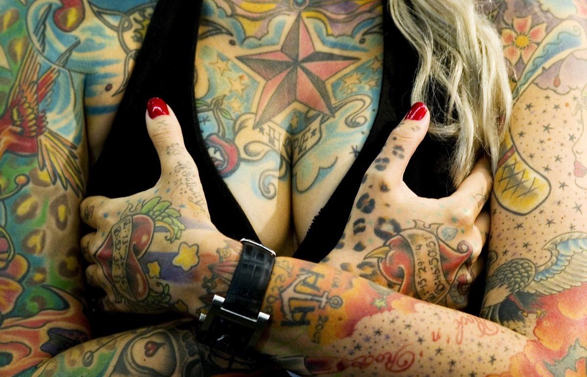Много татуировок