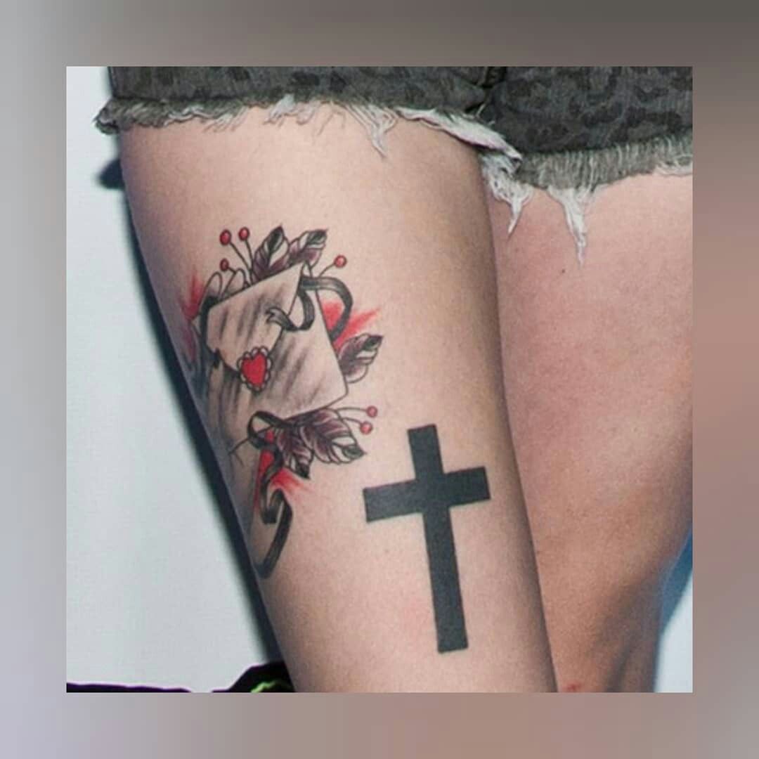 Татуировка крест на ноге у девушки