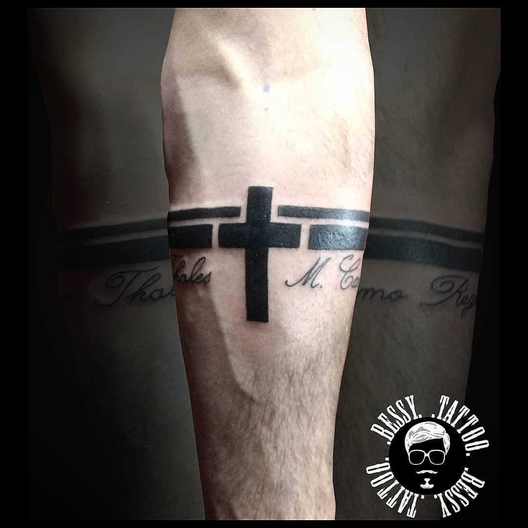 Татуировка крест на руке