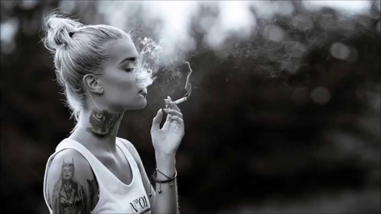 Девушка с татуировкой и сигаретой