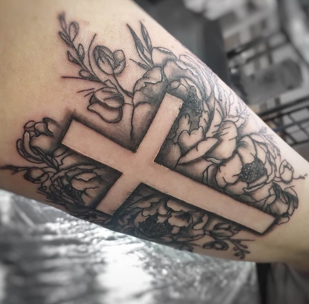 Латинский крест тату на руке