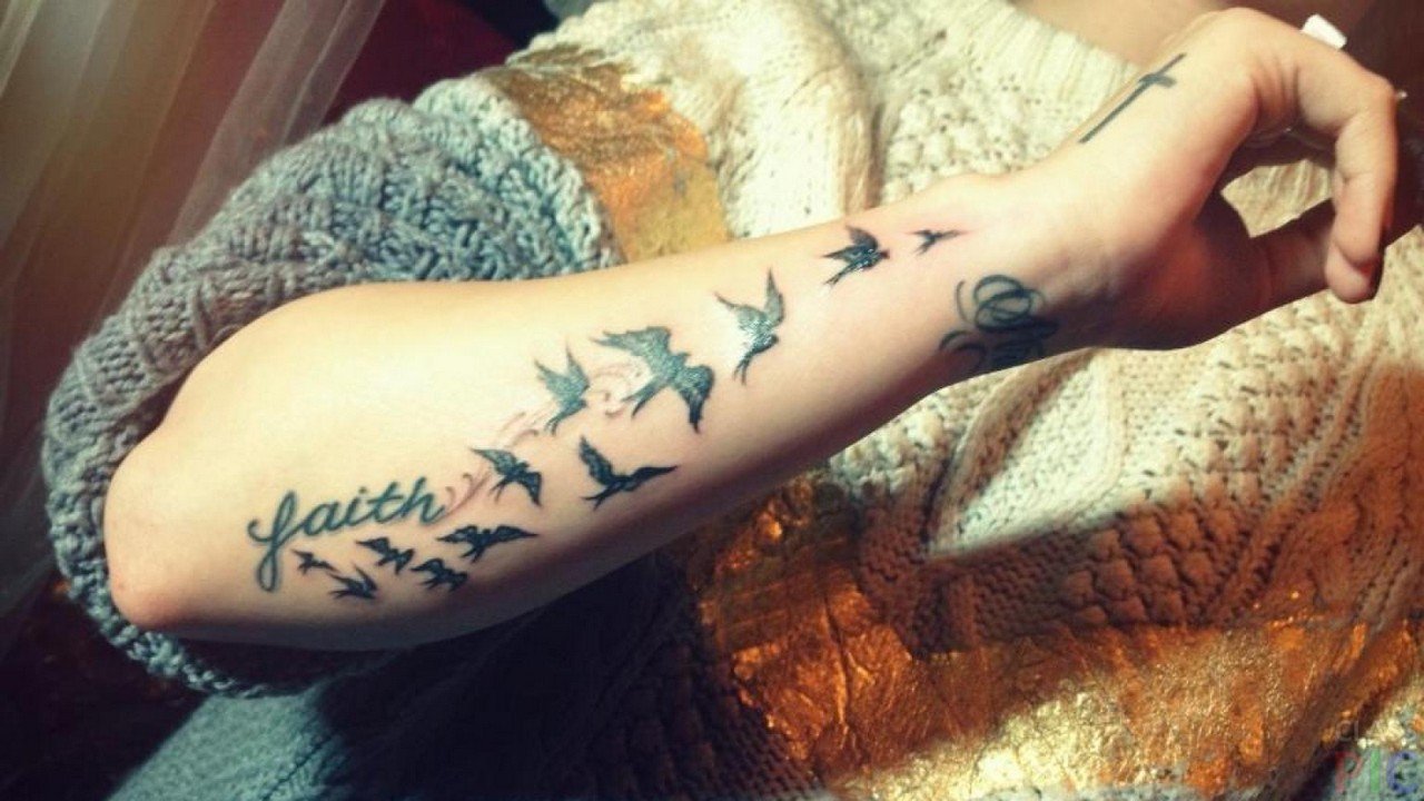 Красивые Татуировки для девушек на руке птицы и надпись