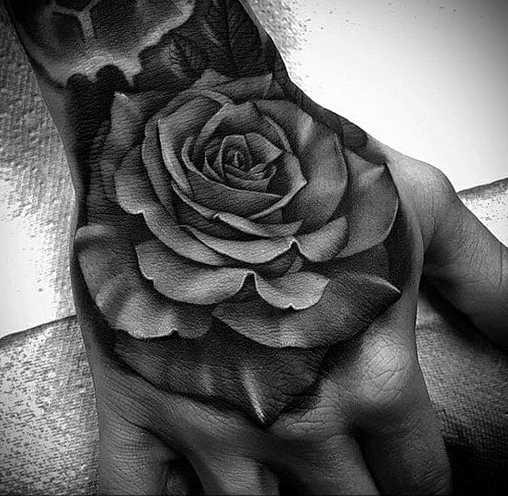 Татуировка роза на руке