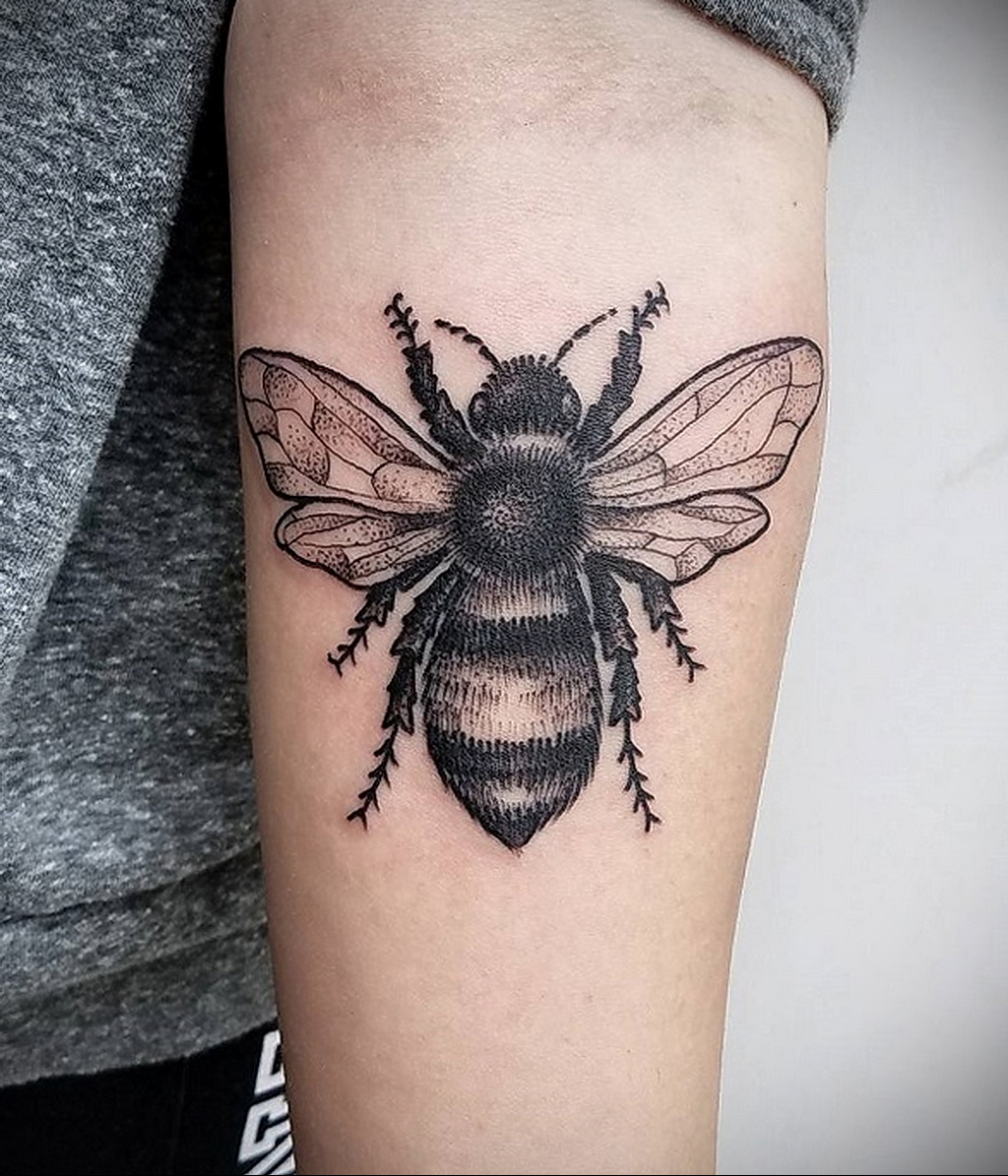 Тату пчелки на руке