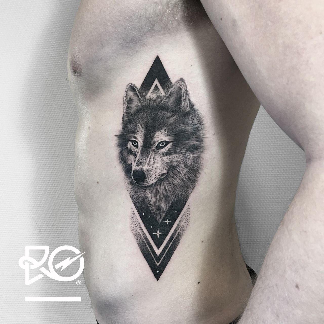 Татуировка волк на боку