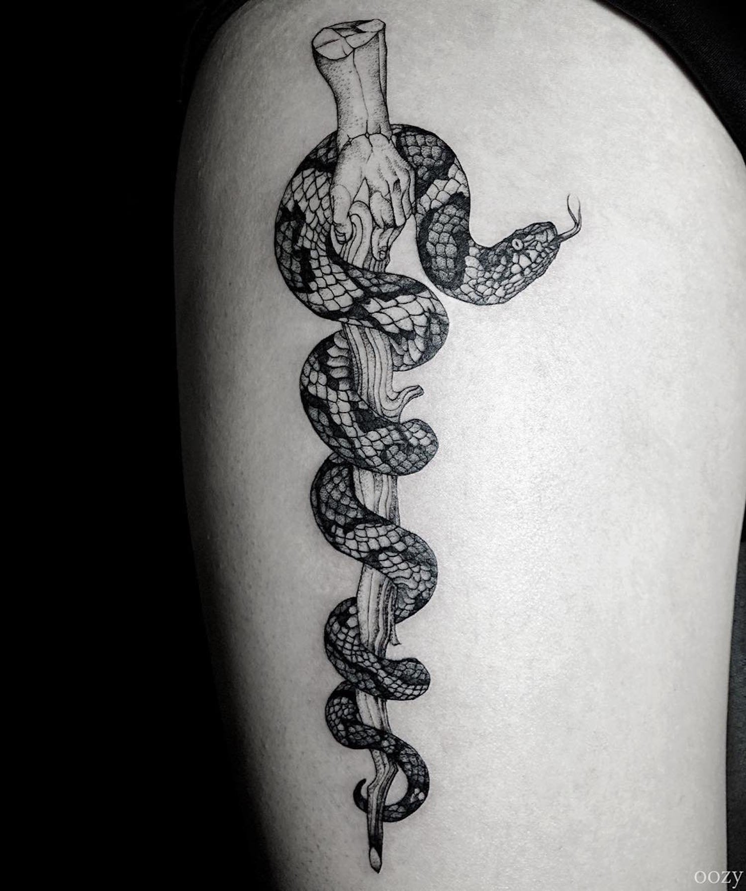 Татуировка змеи обвивающей руку