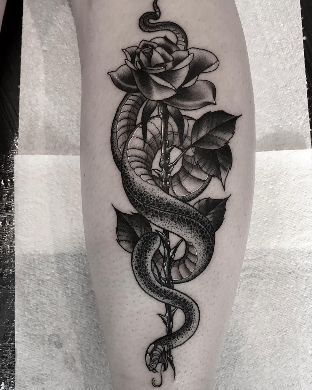 Татуировка роза со змеей