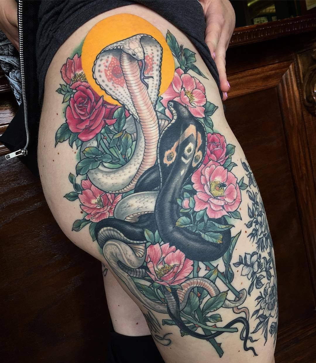 Татуировка змея на бедре для девушек