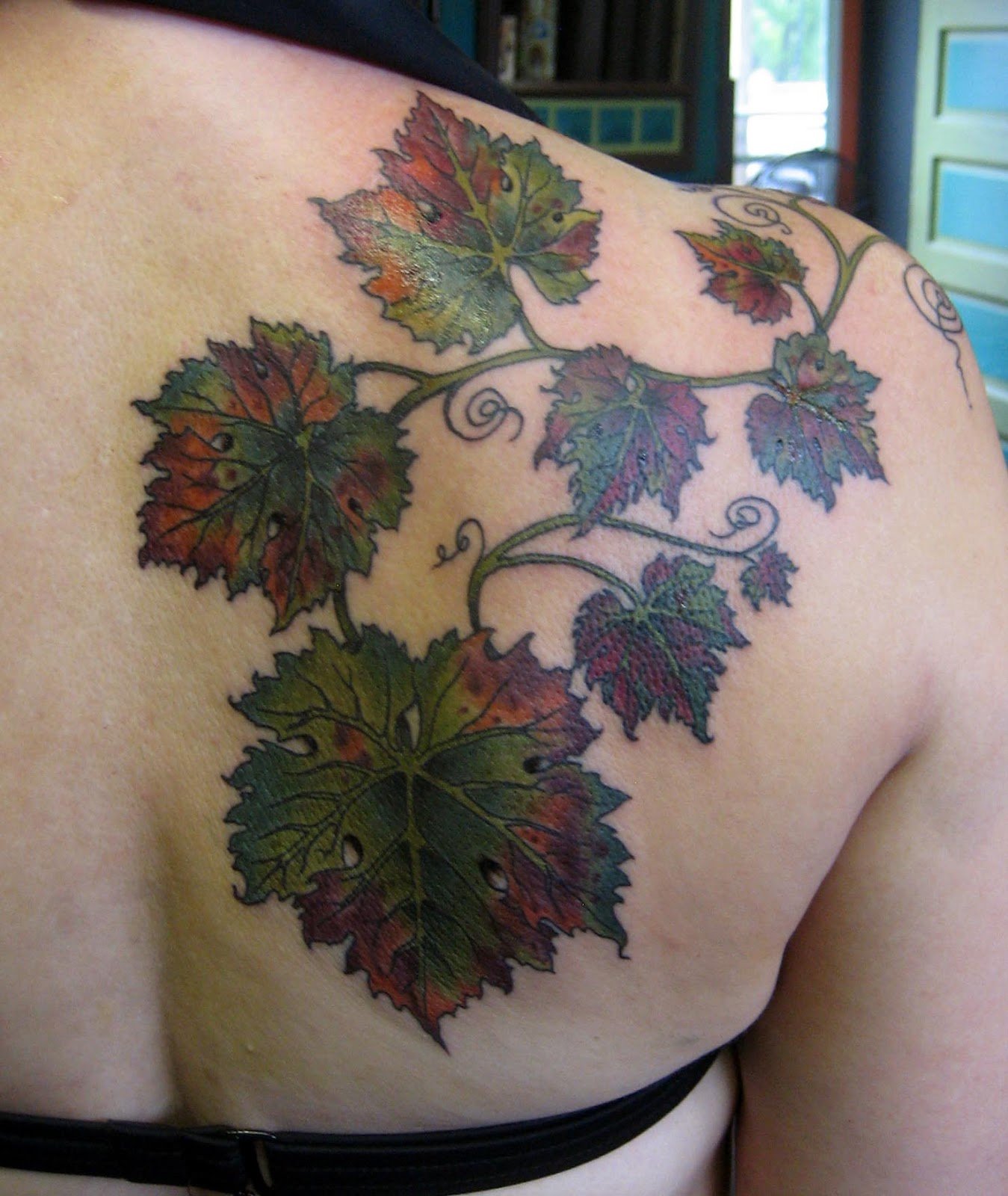 Татуировки с виноградом и их значение