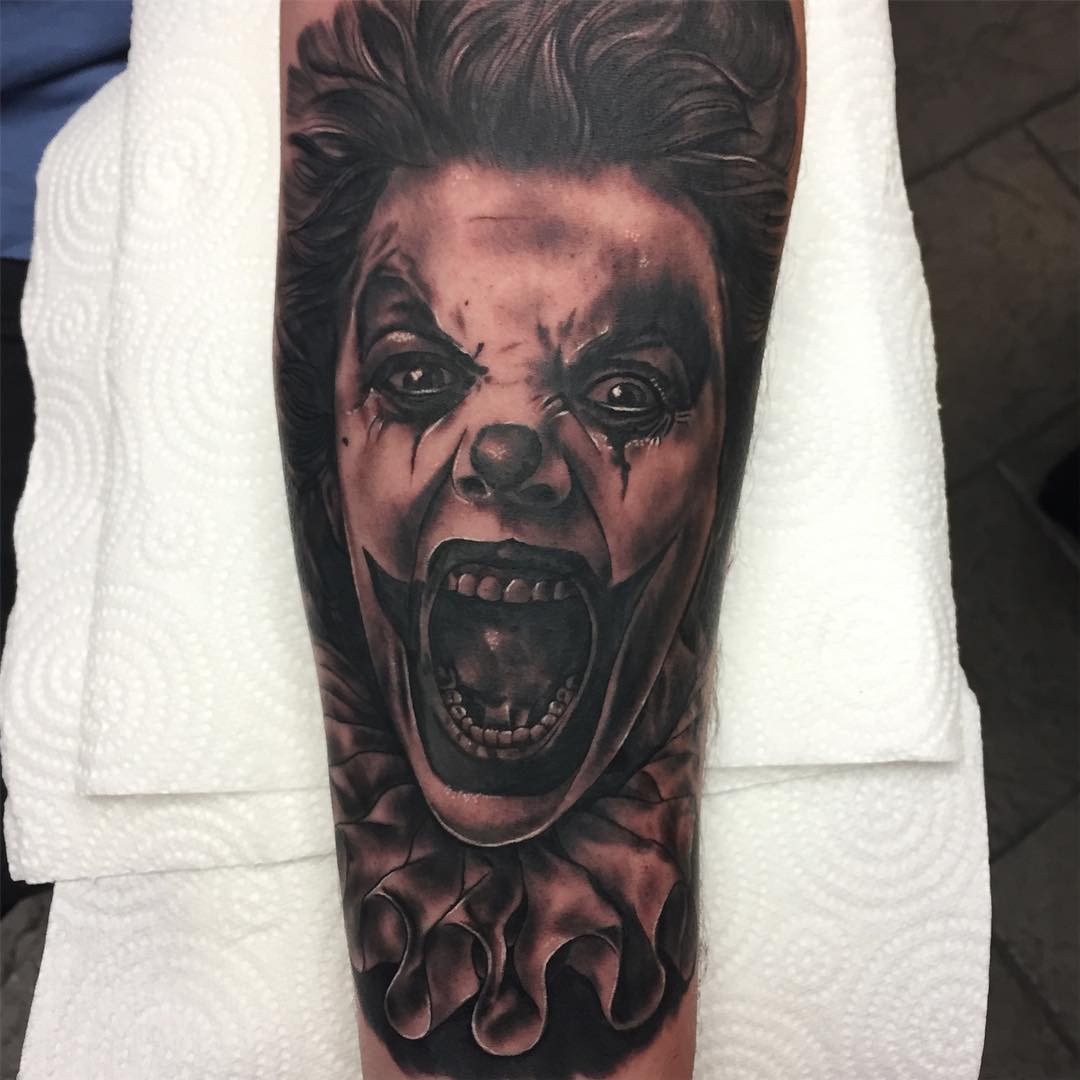 татуировка клоуна на руке