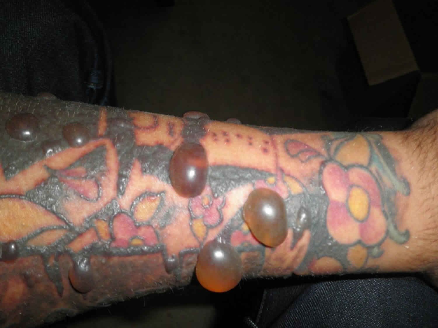 татуировка на яйцах мужчины
