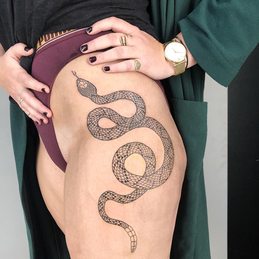 Татуировка змея в цветах.