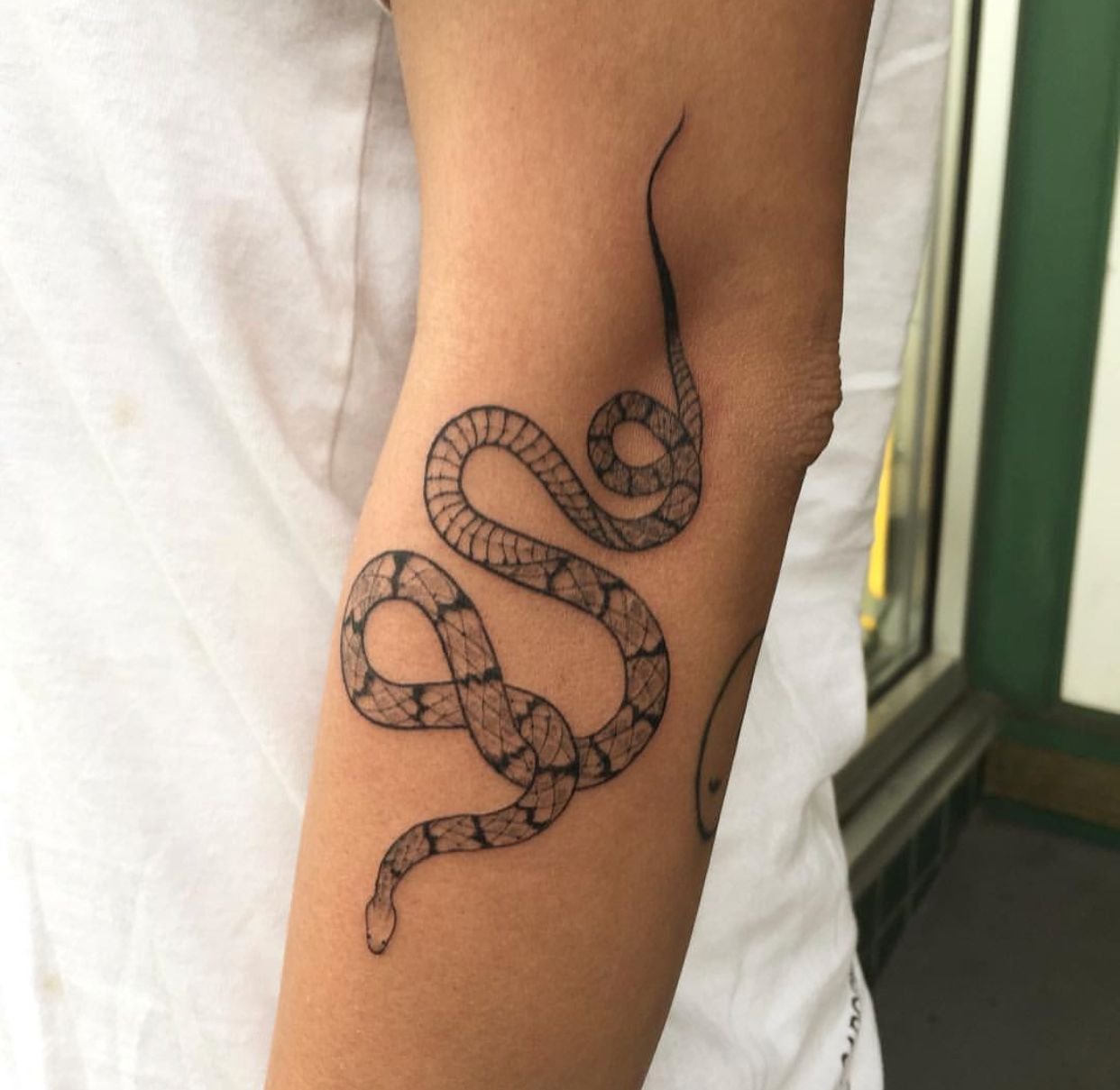 Тату змеи на руке женские