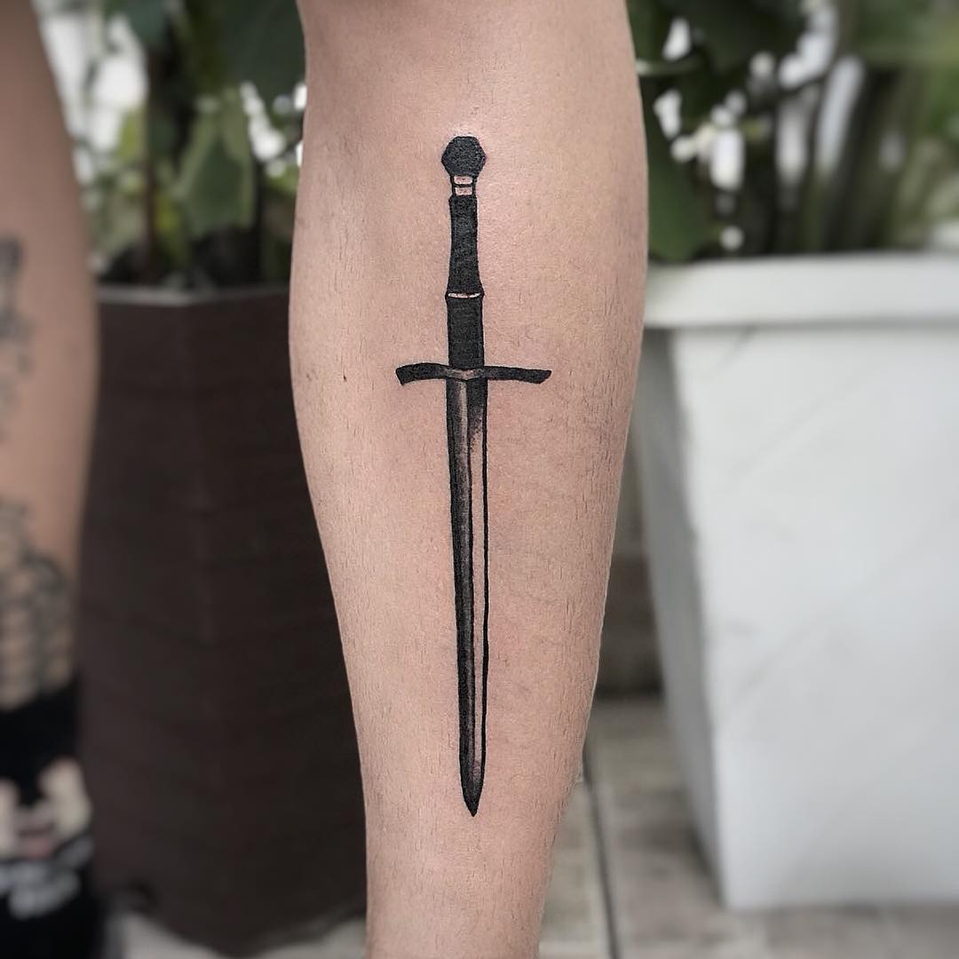 Татуировка меч на ноге