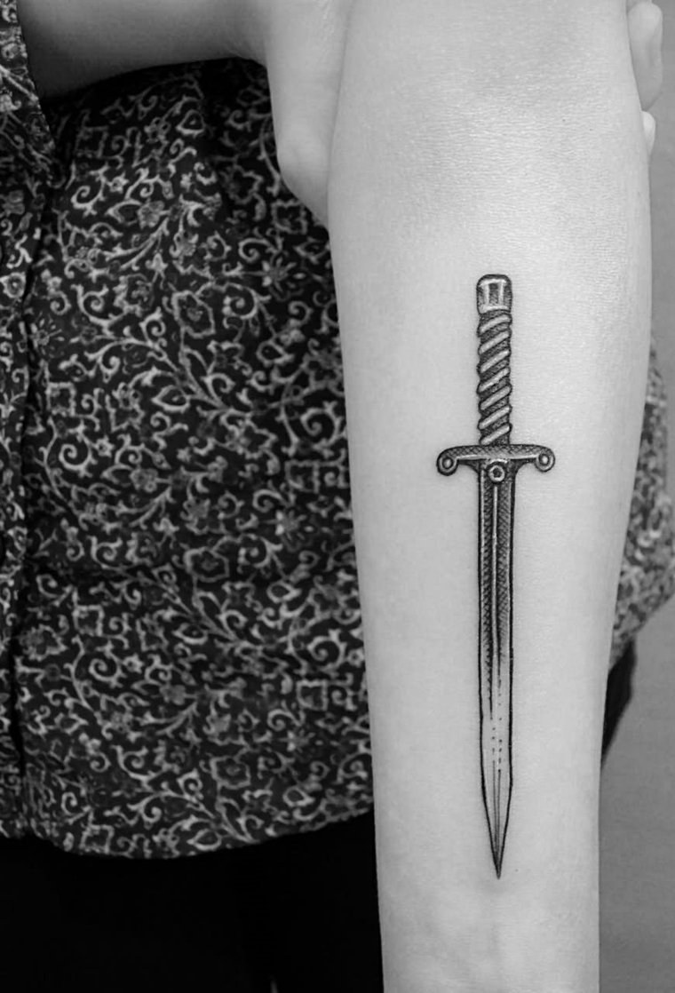 История татуировки меч на руке