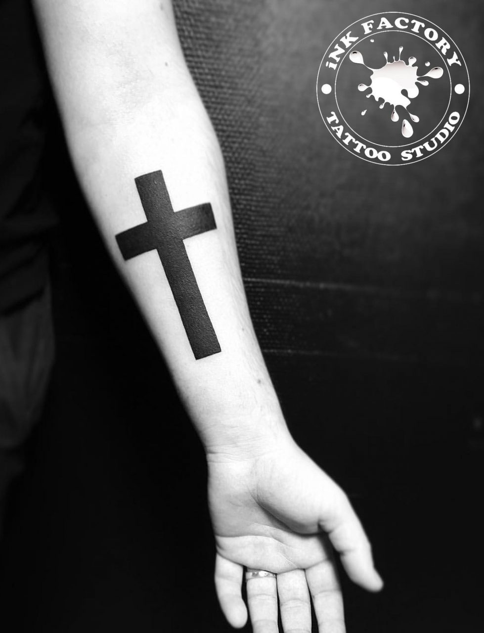 Татуировка крестик на руке