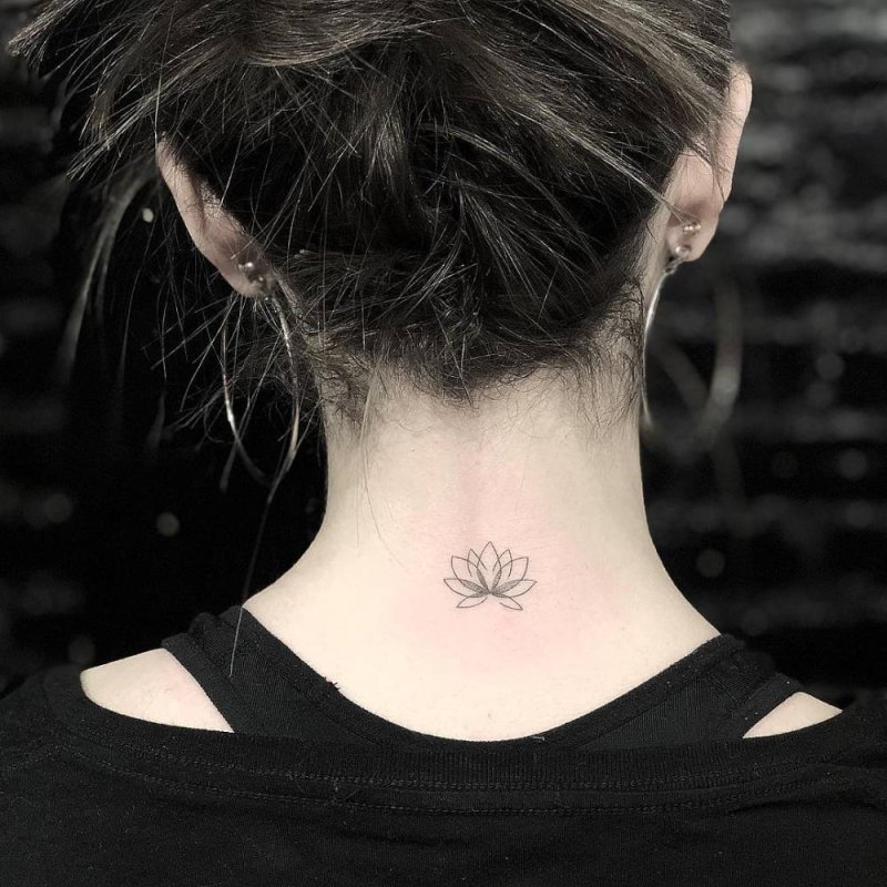 Татуировки для девушек на шее: выбор эскиза
