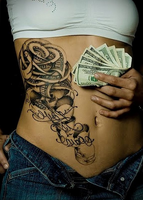 Деньги в татуированной руке.
