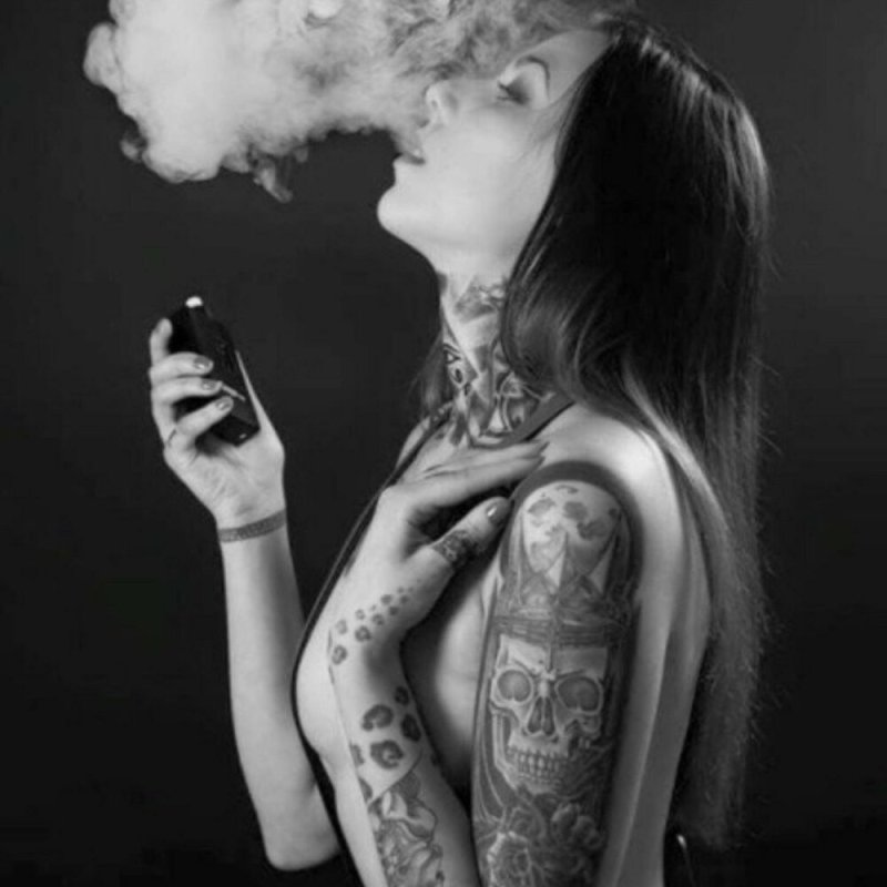 Девушка с электронной сигаретой