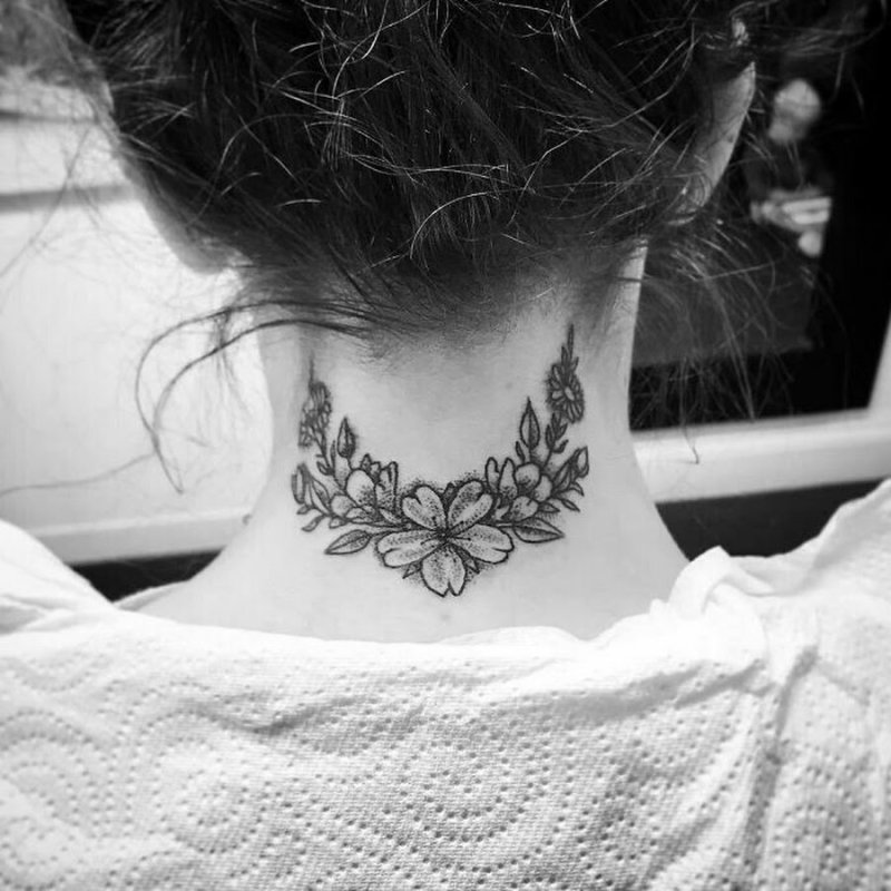 Татуировки на шее для девушек.