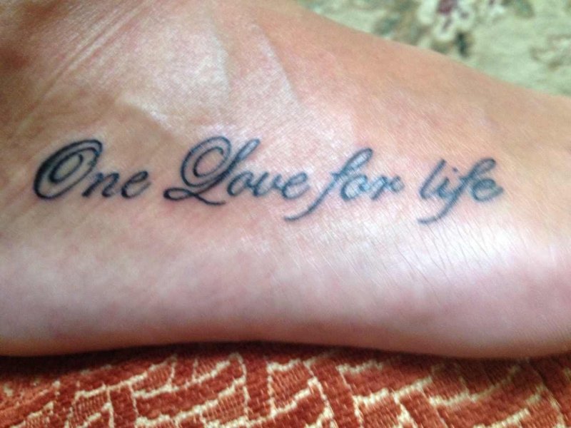 Надпись на руке — One life. One love