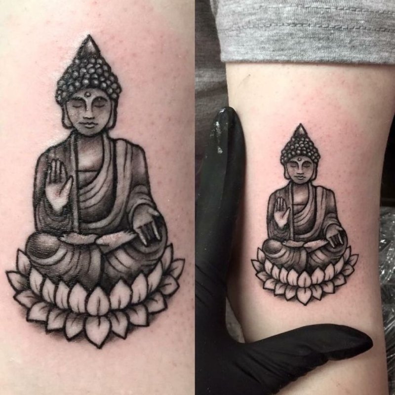 Татуировка Будда в лотосе