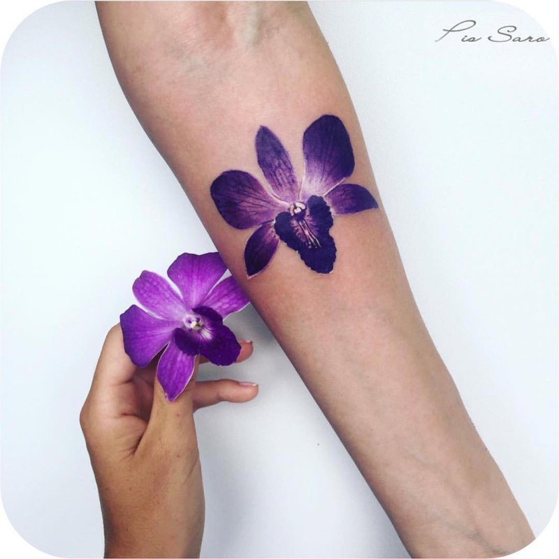 Фиолетовые цветы тату