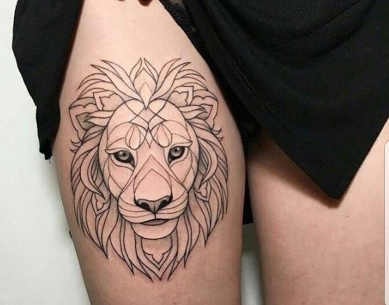 Татуировка львица на бедре