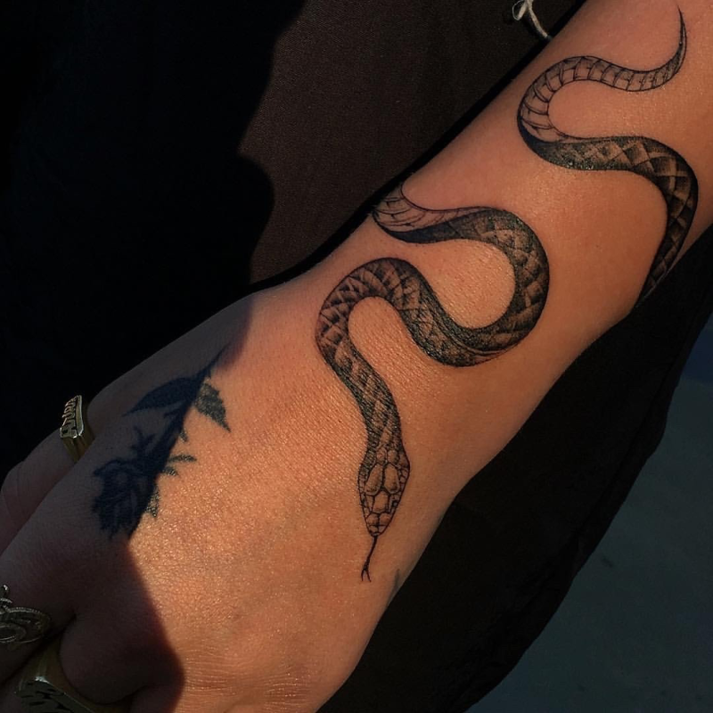 татуировка вокруг руки змея на руке | Дзен