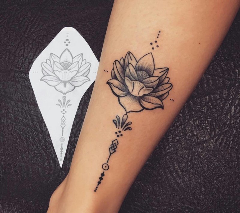 Цветок в виде бриллианта на тонкой ножке тату на предплечье женское