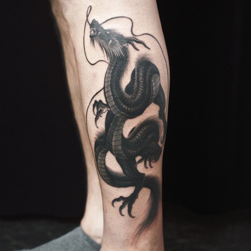 Символика татуировок дракон на руке мужчины