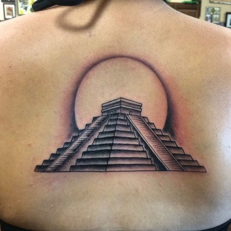 Татуировка пирамида Хеопса