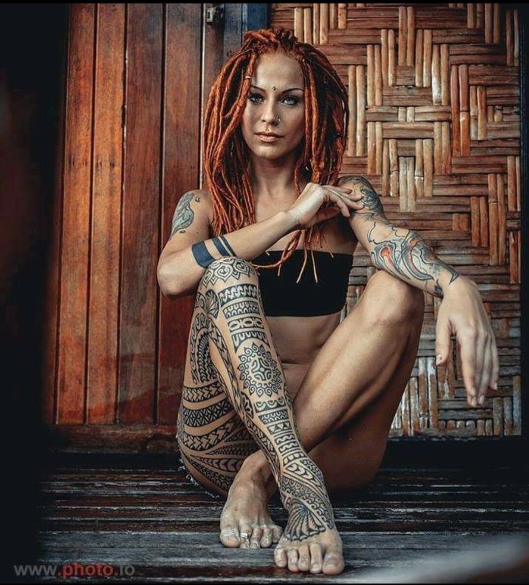 Татуированная девушка с дредами