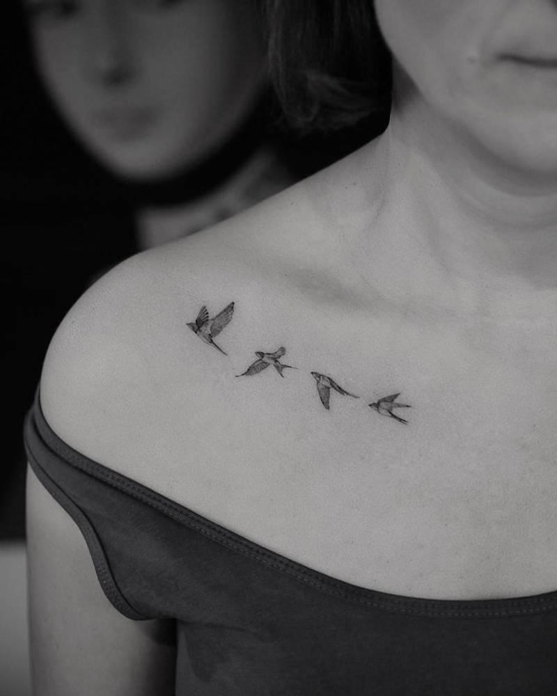 Татуировка птицы на ключице