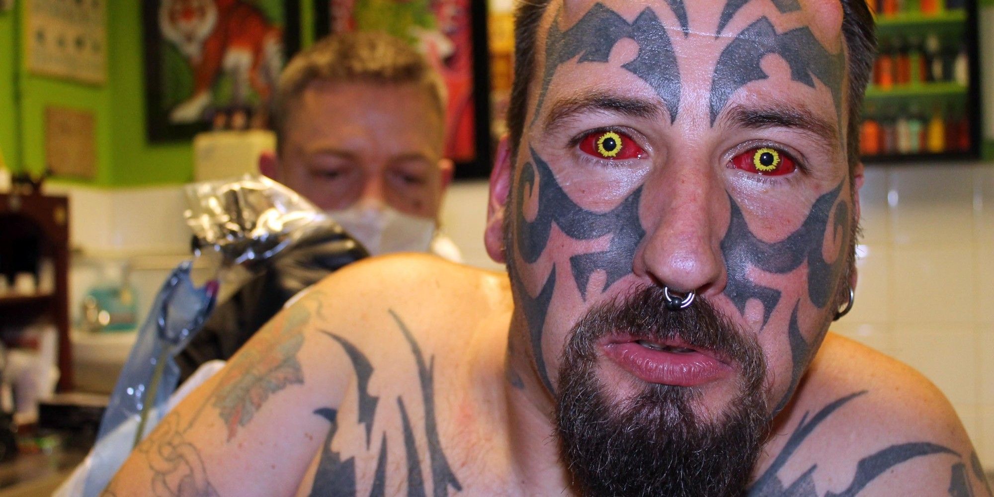 Человек с татуированными глазами