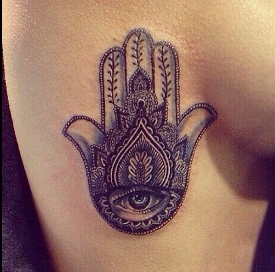 татуировка рука фатимы для женщин