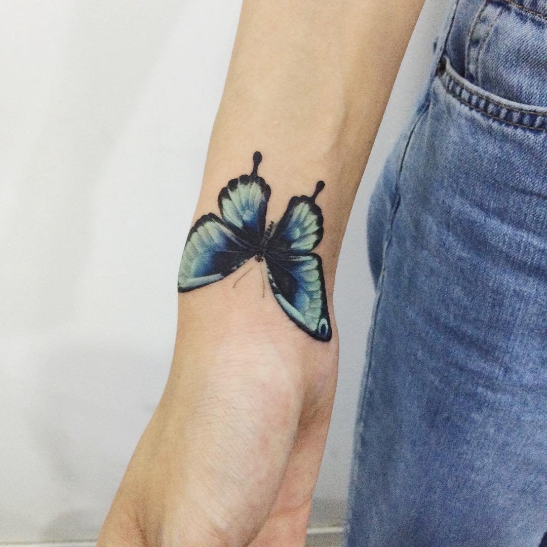 Татуировка на запястье для девушек бабочка