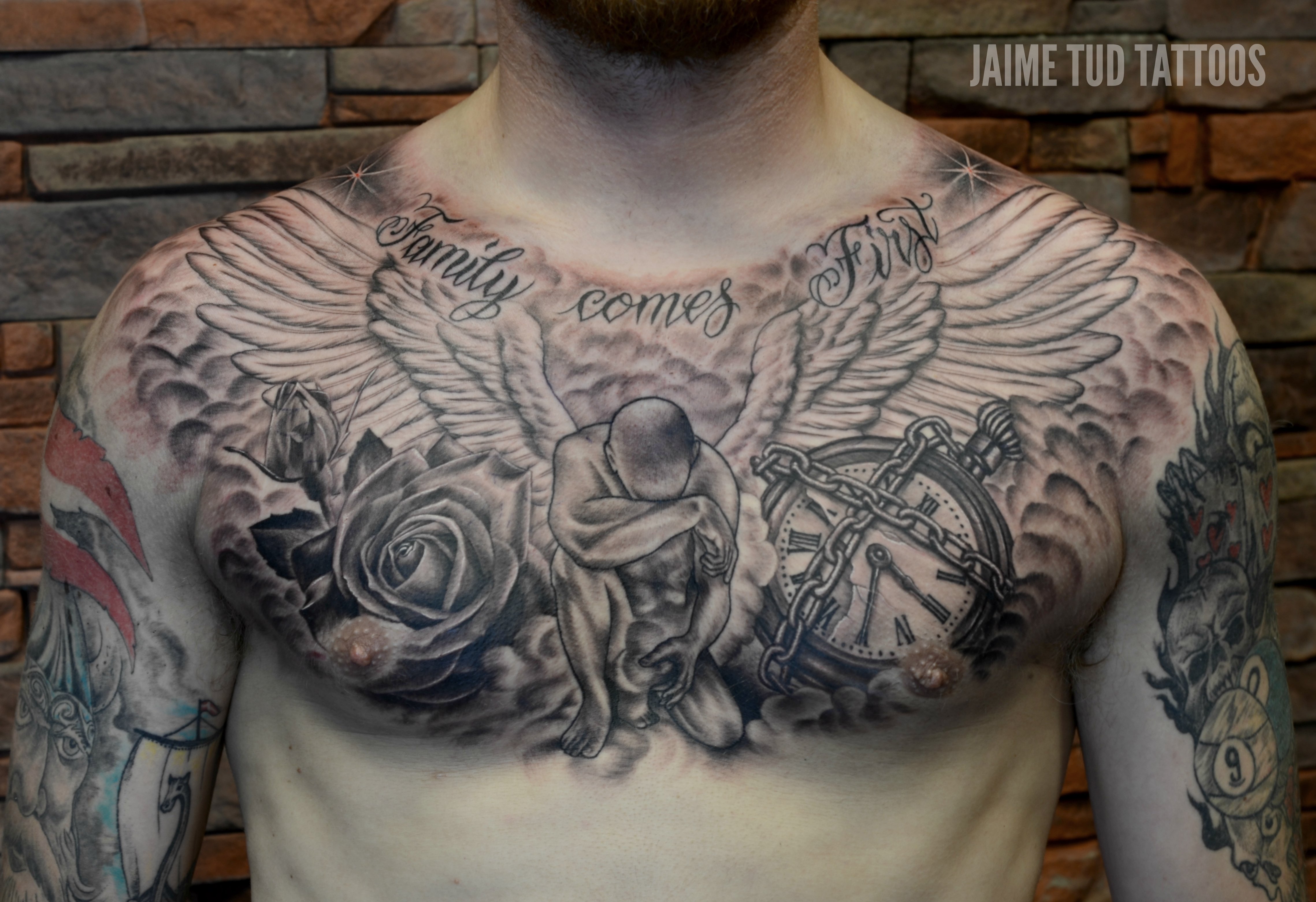 татуировки для мужчин на груди ангел фото 98