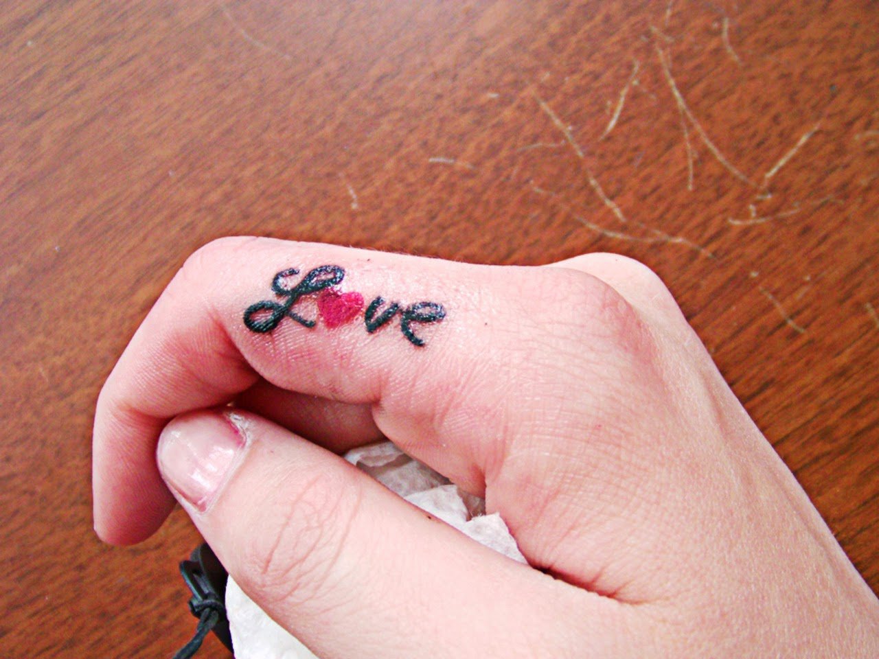 Татуировки на руку для девушек маленькие ручкой