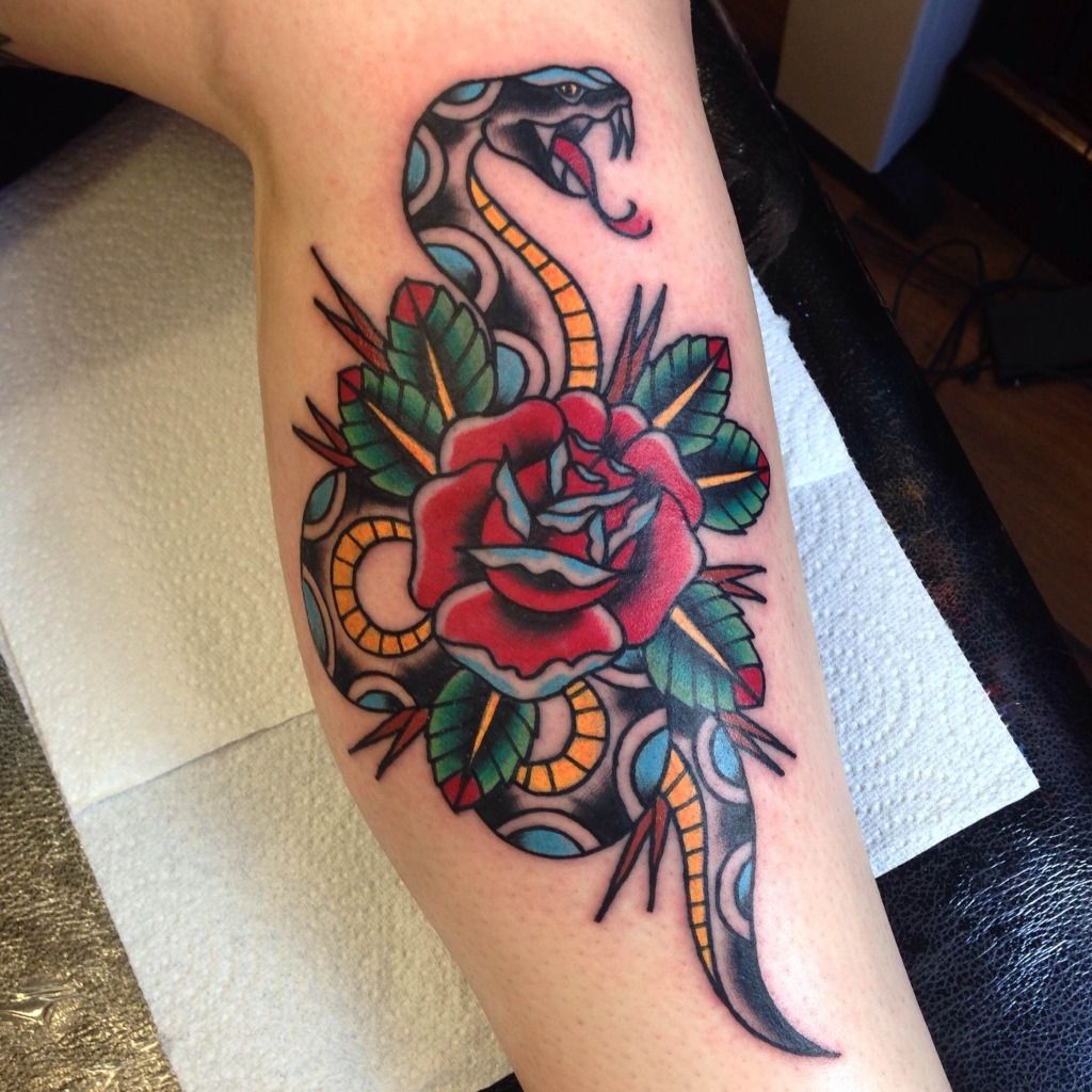 Змея и розы тату на плече