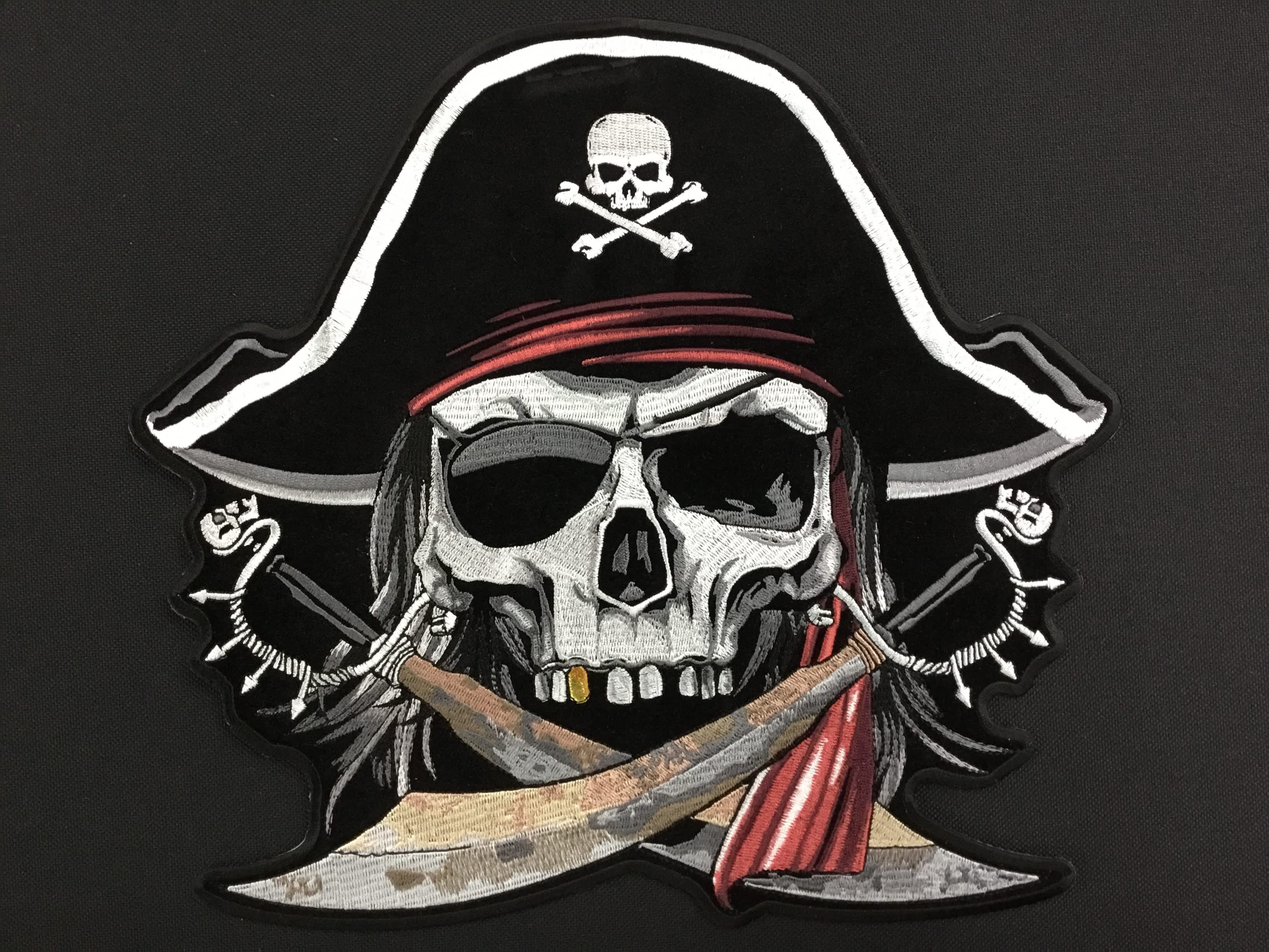 Череп в пиратском стиле