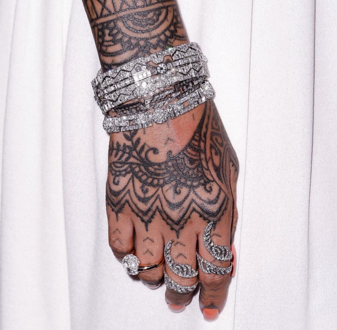 татуировка рианны на руке