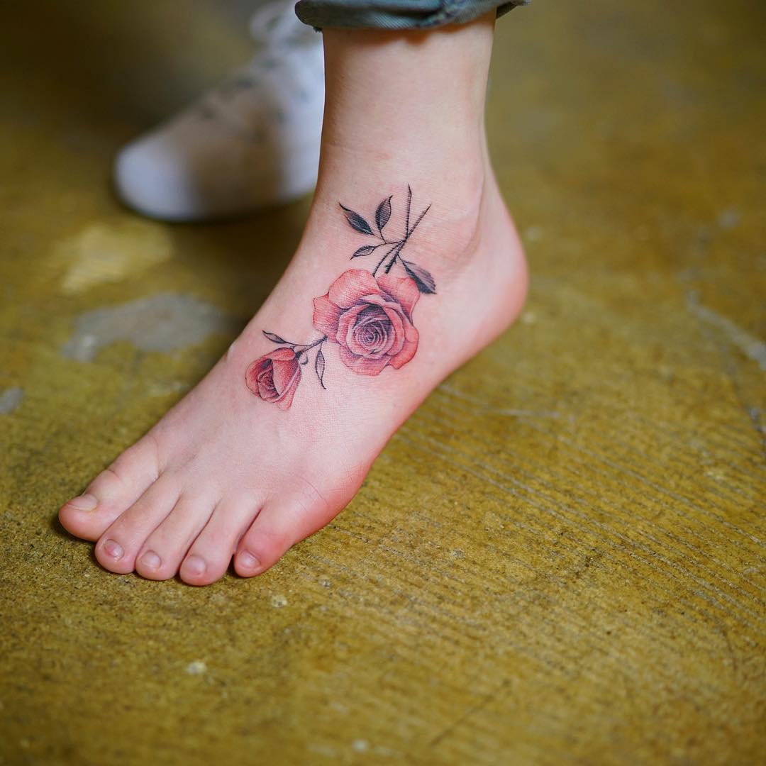 Роза тату на ноге маленькая цветная