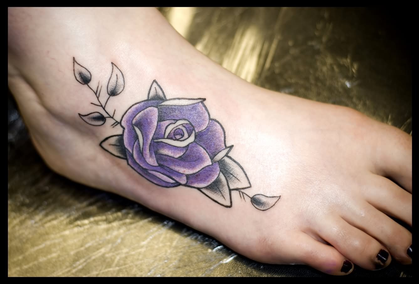 Татуировка роза на ноге