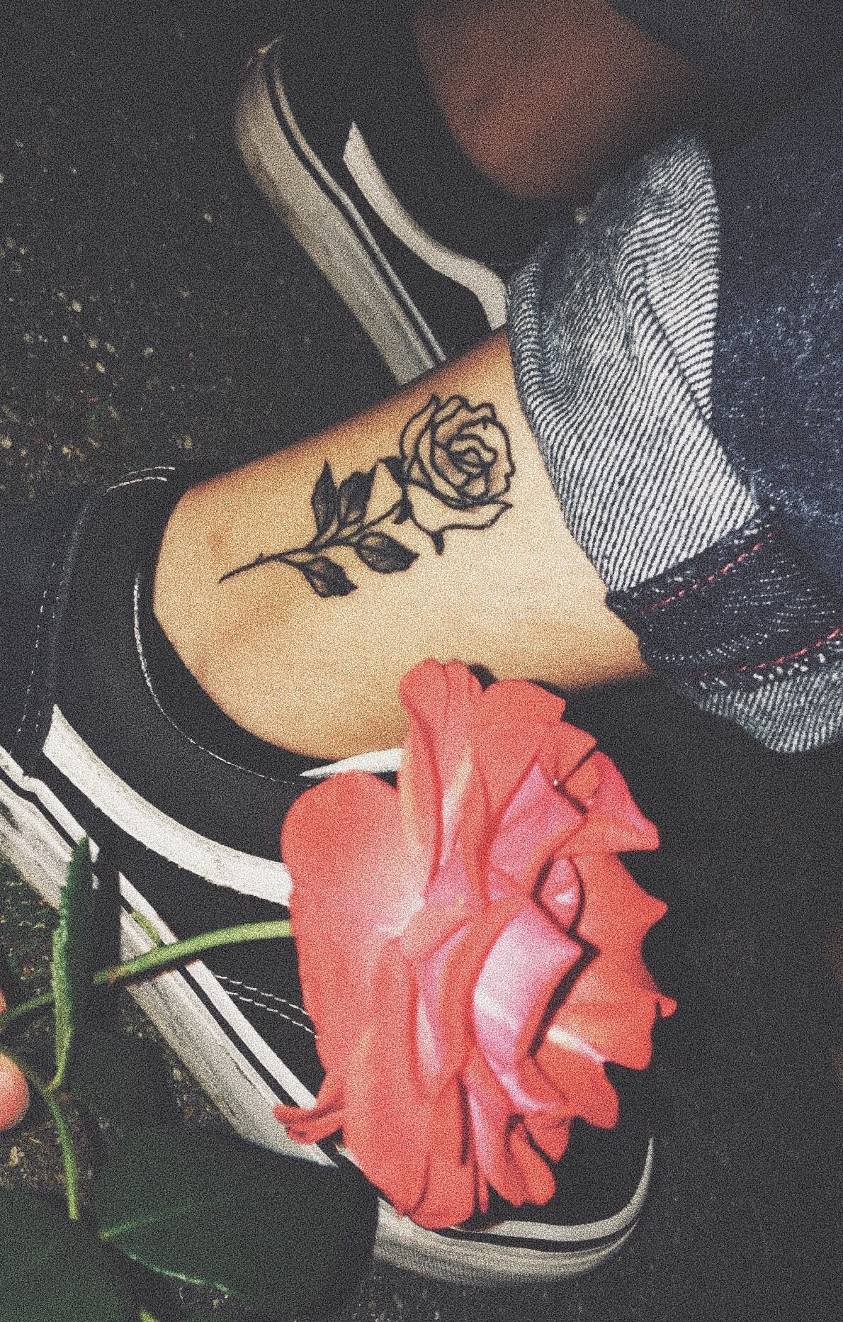 Тату роза на ноге